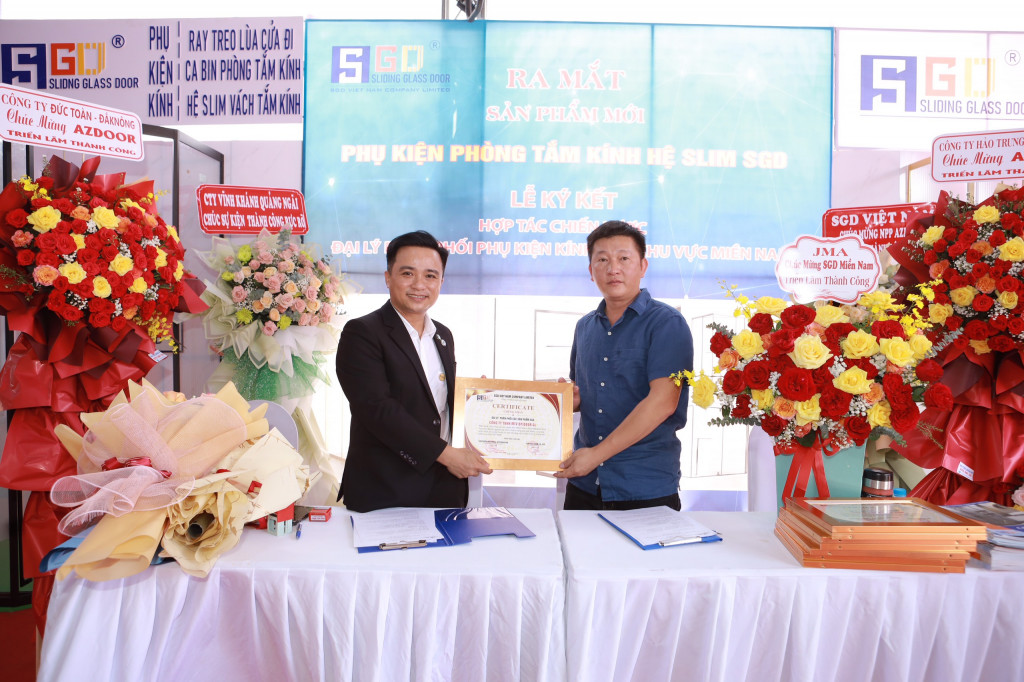 ong-ty-CP-AZDOOR-VN-ky-ket-hop-tac-chien-luoc-Dai-ly-phan-phoi-phu-kien-kinh-SGD-voi-Cong-ty-TNHH-MTV-BPIDOOR