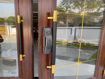 Cửa nhôm hệ thủy lực nên dùng khóa gì?