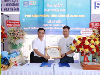 Lễ ký kết hợp tác phân phối phụ kiện kính SGD giữa Azdoor.Vn và Đại lý phân phối Quảng Nam