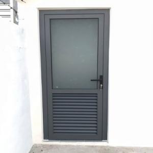 CỬA NHÀ VỆ SINH XINGFA XÁM GHI TRÊN KÍNH DƯỚI LAM GIÓ TẠI SÀI GÒN