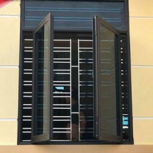 CỬA SỔ 2 CÁNH XINGFA MỞ QUAY KẾT HƠP KHUNG BẢO VỆ INOX