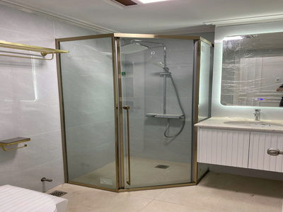 Bàn giao cabin phòng tắm kính tại Vinhomes Golden River – Hệ lùa 135 độ màu vàng Gold
