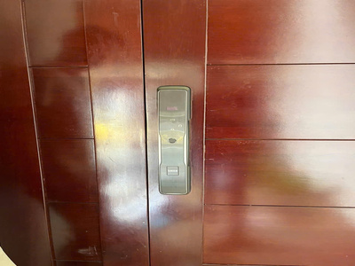 Bàn giao khóa thông minh cửa gỗ tại Bình Thạnh, HCM – 5 chức năng tiện lợi