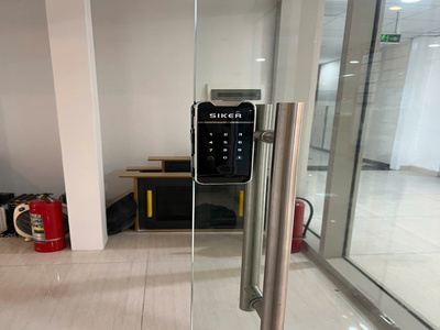 Khóa vân tay cửa kính cường lực bản lề sàn – Giải pháp an ninh hiện đại cho cửa hàng &amp; văn phòng